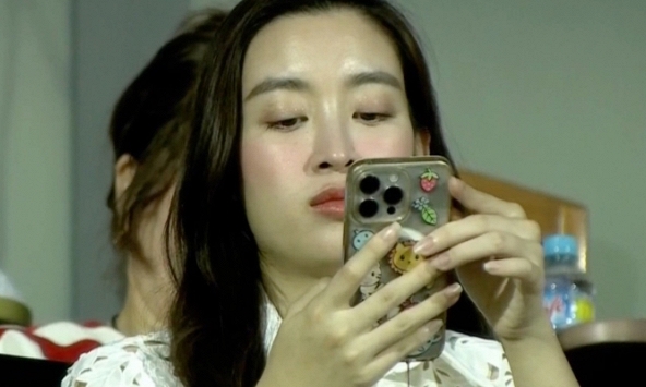 Đỗ Mỹ Linh cùng chồng chủ tịch CLB Hà Nội đi xem đá bóng, nhan sắc mẹ bỉm gây chú ý khi lọt 'mắt xanh' cameraman nhà đài