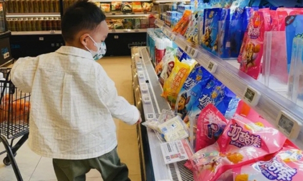 Mẹ doạ 'Nếu hư, mẹ không yêu con nữa', bé trai đáp lại 1 câu mà tất cả mọi người xung quanh phải bật cười, nức nở khen thông minh