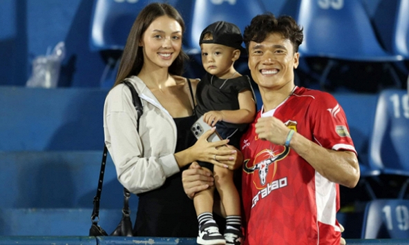 'Choáng nhẹ' với nhan sắc cực phẩm của vợ mẫu tây Bùi Tiến Dũng, camera có dìm vẫn không thể chìm