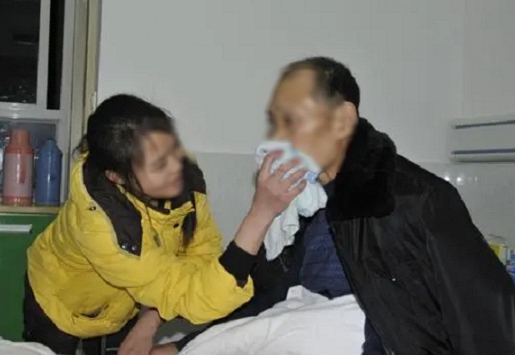 Con trai qua đời, con dâu đưa bố chồng về quê còn tặng một túi đồ, mở ra nhìn vật bên trong khiến ông òa khóc như mưa (P1)