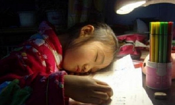 Bài toán gây sóng gió: Con làm '38+2=40' bị gạch sai, cô giáo sửa lại đáp án ĐÚNG thành '40' khiến bố bức xúc đăng đàn bóc phốt