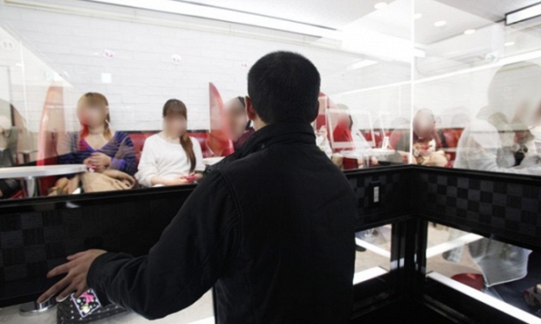 Hoá ra cà phê dating gương 1 chiều xuất xứ từ Nhật: Bị tẩy chay tại chính quê nhà, còn bị coi là phạm pháp