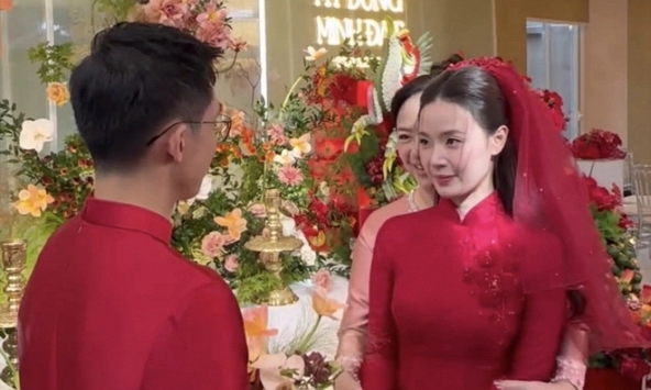 Khoảnh khắc Midu được mẹ dắt ra mắt họ hàng và chính thức trao tay cho chú rể Minh Đạt
