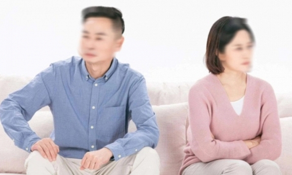 Kỷ niệm 25 năm ngày cưới, chồng tặng tôi cuốn sổ tiết kiệm trị giá 5 tỷ nhưng tôi đáp lại anh bằng tờ đơn ly hôn