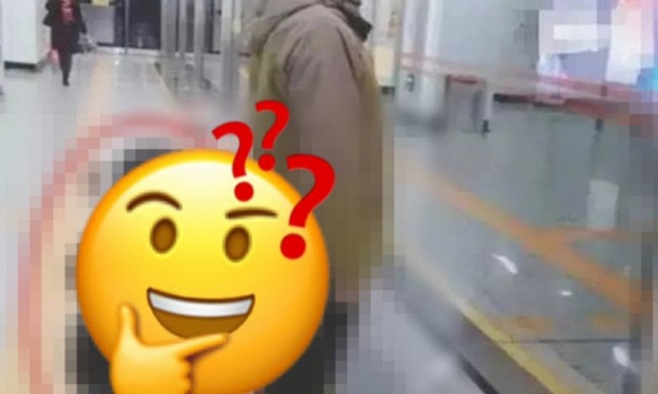 Sau bao năm, bức ảnh chụp 2 bố con ở tàu điện ngầm này vẫn là 'chuẩn mực' về cách dạy con: Không xem đừng tiếc!