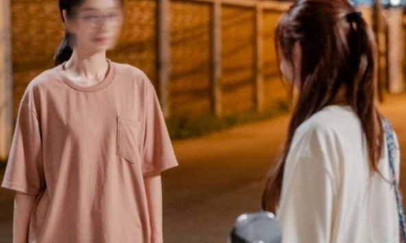 Cô bạn thân giàu có, 'lên hương' khi lấy chồng giám đốc, giờ đây lại đi làm giúp việc: 'Nhà mình còn nợ 20 tỷ nữa'