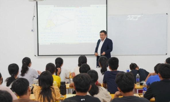 Thầy giáo đưa ra dự đoán chi tiết điểm chuẩn 39 trường THPT: Sẽ giảm, nhưng mức giảm cụ thể là bao nhiêu?