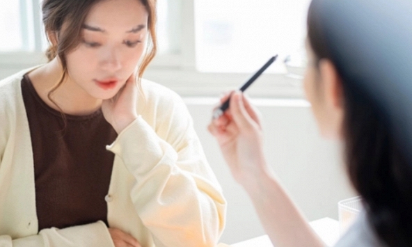 Biết chồng tôi bị tai nạn, sếp đến thăm rồi đưa cho một phong bì dày cộp, lời chị nói khiến tôi rơi nước mắt