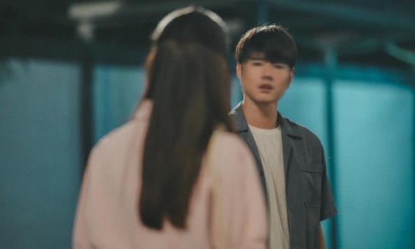 Một tháng không nhìn thấy chồng, đến khi gặp lại, tôi và hai con ngơ ngác không tin vào mắt mình, càng không biết phải phản ứng thế nào