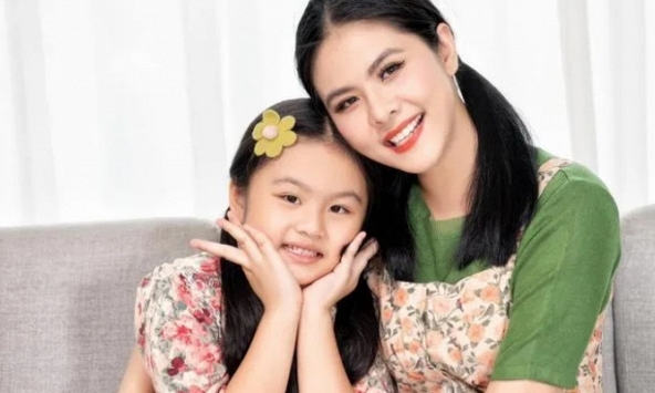 Thấy con gái làm một hành động lúc 4h sáng, Vân Trang liền khoe trên trang cá nhân, ai nấy vào xin bí quyết dạy con khéo