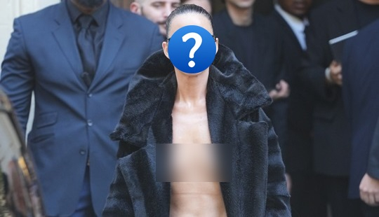 Sao nữ U40 gây bão với khoảnh khắc 'thả rông' vòng 1 giữa phố