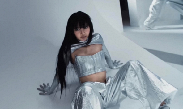 Ekip Lisa gây bức xúc vì thiếu chuyên nghiệp trước thềm ra mắt MV Rockstar, để lộ câu nói “bất ổn” trên sóng livestream