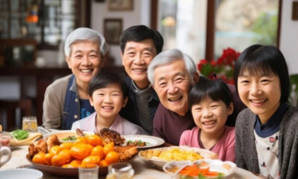 Nhân ngày gia đình, tôi mua bánh kem, thức ăn ngon về nhà với bố mẹ, bố nghẹn ngào nói một câu mà tim tôi thổn thức lẫn chua xót