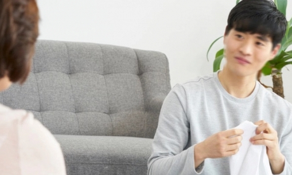 Hãnh diện vì có người yêu xinh đẹp, tôi điếng người khi biết quá khứ của cô ấy qua xấp ảnh cũ do chính mẹ bạn gái đưa