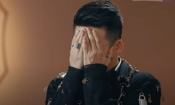 'Anh trai vượt ngàn chông gai': Sau Tuấn Hưng, một anh trai khác lại khóc đến mức phải lấy 2 tay che mặt