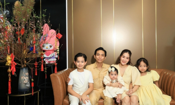 Con nhà Khánh Thi – Phan Hiển giỏi cỡ nào mà được truyền thông Trung Quốc khen ngợi 