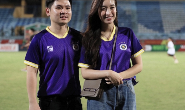 Camera bắt trọn khoảnh khắc tình tứ của Đỗ Mỹ Linh và chồng chủ tịch, vóc dáng nàng hậu gây chú ý khi diện áo đá bóng