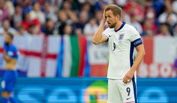 Không đội bóng nào như tuyển Anh: Thắng vẫn bị CĐV la ó, chuyên gia hoài nghi, WAGs thì bị ném bia vào người