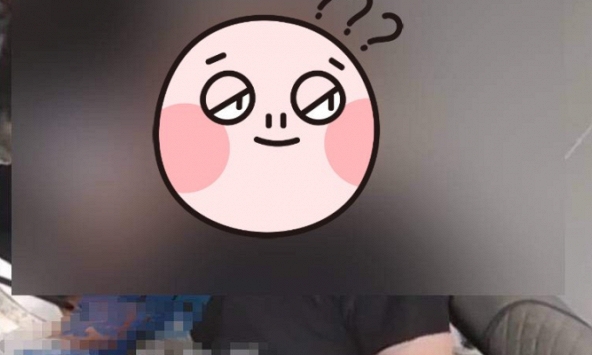 'Nịnh' bố để được mua giày, cô gái có hành động khiến ai nấy nổi da gà: Vô tư thế này, con ảnh hưởng cả đời