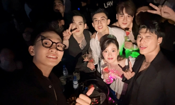 Tóm dính vợ chồng Midu hậu đám cưới hào môn, thái độ cô dâu với chú rể gây chú ý