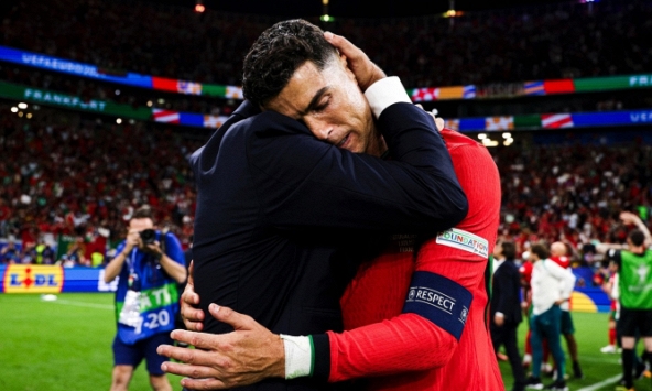 Ngày tồi tệ của Ronaldo: Khóc nức nở khi hỏng phạt đền, bị chế giễu là thảm hoạ, fan khuyên nên giải nghệ 