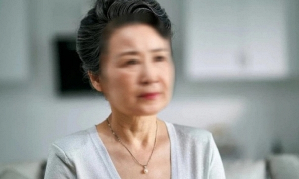 Trở về nhà sau 3 năm chăm sóc cháu ngoại, tôi bị con trai ném quần áo đuổi đi, tôi nói một câu làm con quỳ sụp xuống xin lỗi