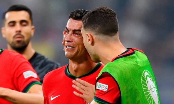 Khoảnh khắc 8 cầu thủ động viên khi Ronaldo khóc, Bồ Đào Nha chưa bao giờ đoàn kết như thế 