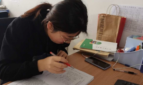 Đang chấm đề thi Toán tiểu học, giáo viên cười ngất khi nhìn thấy bài làm của 1 em: Đọc cứ ngỡ bút tích của ông giám đốc nào!