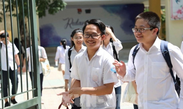  'Soi' điểm chuẩn học sinh TP.HCM, ông bố Hà Nội nhận xét 1 câu về con mình mà nhận đủ 'gạch đá' 