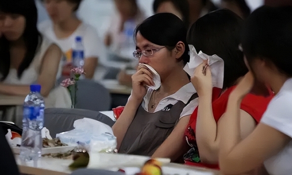 Trượt tất cả nguyện vọng vào lớp 10, sĩ tử Hà Nội viết vài dòng tâm sự khiến ai cũng rưng rưng: 'Con mong cha mẹ hãy hiểu con hơn'