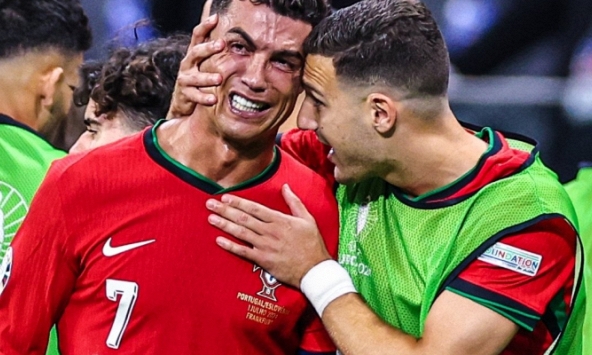 Huyền thoại bóng đá phẫn nộ: “Ronaldo cướp hết cơ hội của đồng đội, lại còn nước mắt cá sấu”