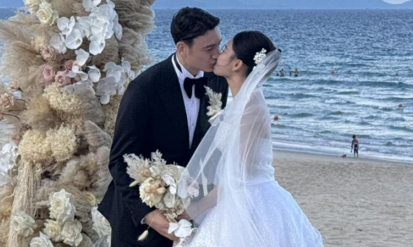 Hình ảnh đầu tiên trong đám cưới Đặng Văn Lâm và Yến Xuân: Chú rể bảnh bao trao nụ hôn cho cô dâu nóng bỏng 