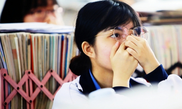 Con gái thi ĐH đạt điểm cao chót vót, mẹ dọn đồ cho con thì phát hiện chiếc hộp giấy bí ẩn 'giải mã' tất cả