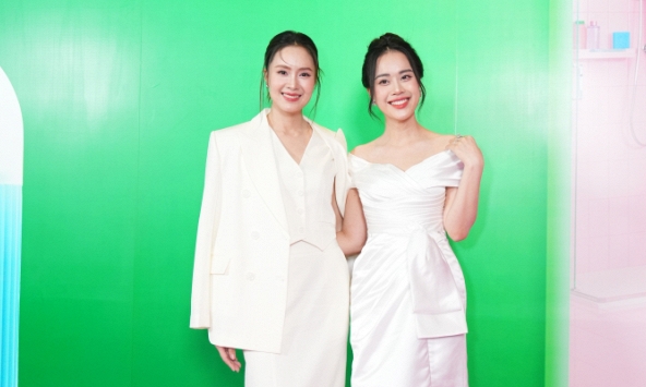 Đọ sắc cùng đàn em kém 14 tuổi, Hồng Diễm được khen 'vẫn giữ vững phong độ'