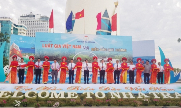 Hàng chục ngàn lượt người tham quan trưng bày ảnh “Luật gia Việt Nam với biển, đảo quê hương”