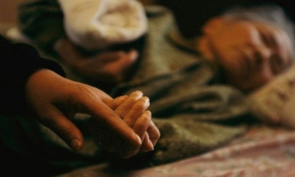 Chồng giấu tôi gửi mẹ hơn 2 tỷ để phòng thân, đến ngày bà hấp hối, tôi nhận được 8 cuốn sổ tiết kiệm