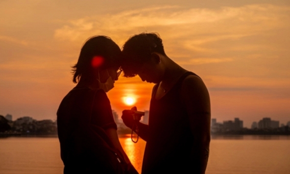 Hoàng hôn Hồ Tây mùa này đẹp da diết, mặc dù  thời tiết đang 'khó chịu vô cùng'