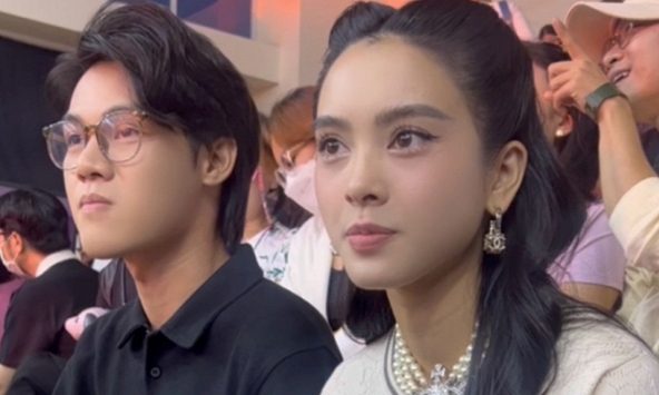 Thái độ của Quỳnh Lương khi bạn trai thiếu gia lúng túng, không trả lời được câu hỏi ở sự kiện