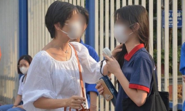Từ sáng sớm, nhiều phụ huynh Hà Nội đứng ngồi không yên, tương lai của con 'nở hoa' hay 'bế tắc' phụ thuộc vào 1 thông báo của Sở