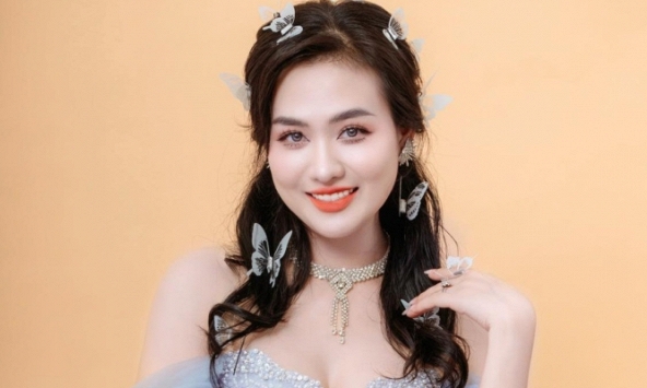 Hoa hậu Vũ Thị Hoa khoe nhan sắc sau gần 1 tháng đăng quang