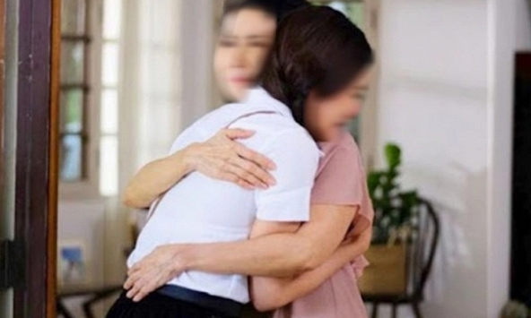 Mâm cơm ở cữ của em gái bị chia thành 2 phần trái ngược, biết lý do mà tôi tức sôi máu, chỉ muốn mắng em quá dại