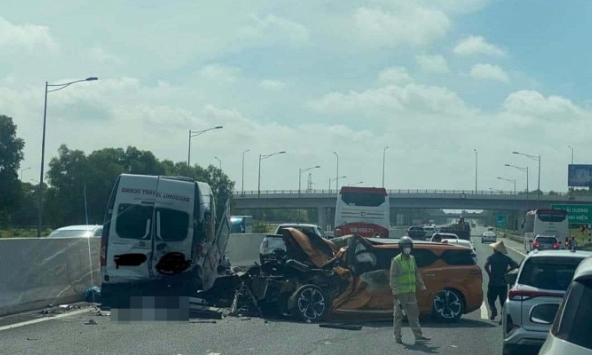 Vụ tai nạn khiến nhiều người thương vong trên cao tốc Hà Nội - Hải Phòng: 2 ô tô đứng lại tranh luận thì xe khác đâm vào