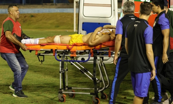 Rúng động bóng đá Brazil, cầu thủ bị bắn trên sân thủng đùi