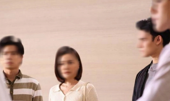 Nửa đêm, vợ chồng tôi vội vã đến đập cửa nhà em chồng, hàng xóm nghe thấy bước ra chỉ vào bức tường bên cạnh khiến chúng tôi kinh hãi