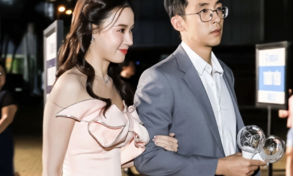 Vợ chồng Midu lộ diện hậu đám cưới hào môn nhưng từ chối làm 1 điều ở concert Trung Quân!