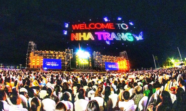 Khai mạc Lễ hội Vịnh Ánh sáng Quốc tế Nha Trang 2024 “Ngân hà rực rỡ”, hàng trăm ngàn người hò reo