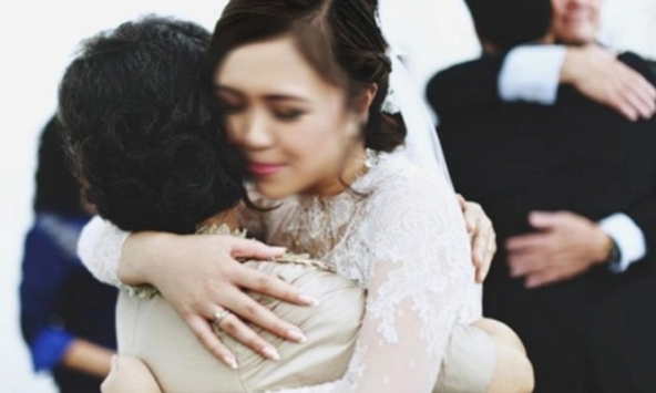 Ngày con gái lấy chồng, tôi cho mảnh đất làm của hồi môn nhưng con lại quay ra ôm và cảm ơn em gái của tôi