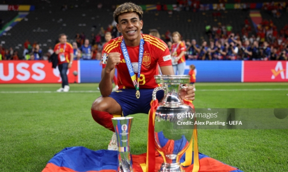 Thần đồng Lamine Yamal vừa vô địch Euro 2024: Mbappe đã hỏi xin áo của tôi, tôi không bao giờ giống Messi