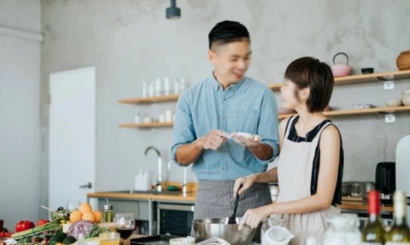 Thấy cô gia sư gội đầu cho con gái, tôi quyết tâm 'cưa đổ' cô ấy thì người vợ bỏ đi biệt tích bất ngờ trở về