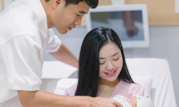Nàng WAG xinh nhất làng bóng đá hạ sinh con đầu lòng cho Hà Đức Chinh, mẹ bỉm để mặt mộc được khen hết lời